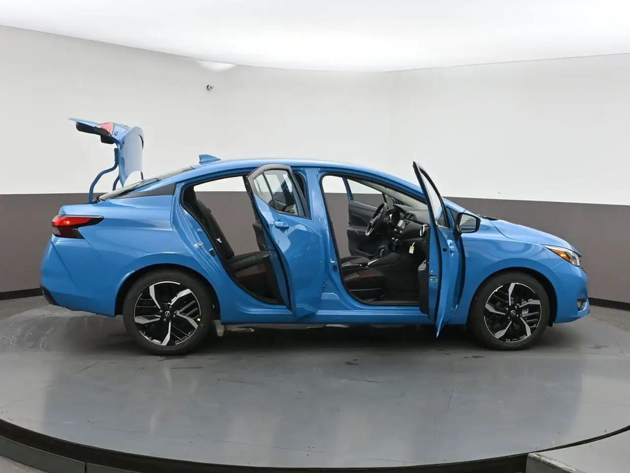 Nissan Versa снимка Nissan Versa