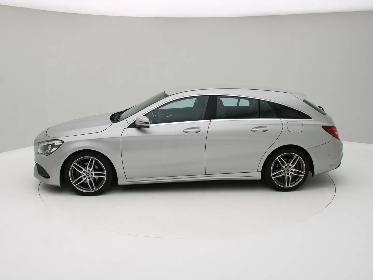 Mercedes-Benz CLA 200 Shooting Brake 200d AMG Airco, Trekhaak, Camera, S Grijs - 2