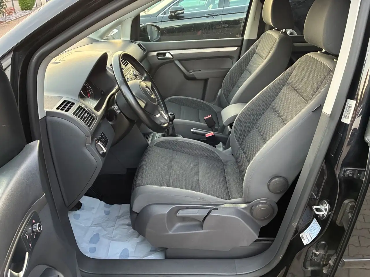 2010 Volkswagen Touran 1.6 TDI Comfortline BMT *7-SITZER/NAVI*, photograph 8