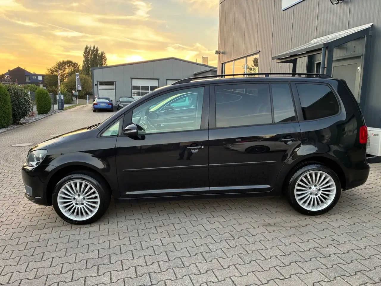 2010 Volkswagen Touran 1.6 TDI Comfortline BMT *7-SITZER/NAVI*, photograph 3
