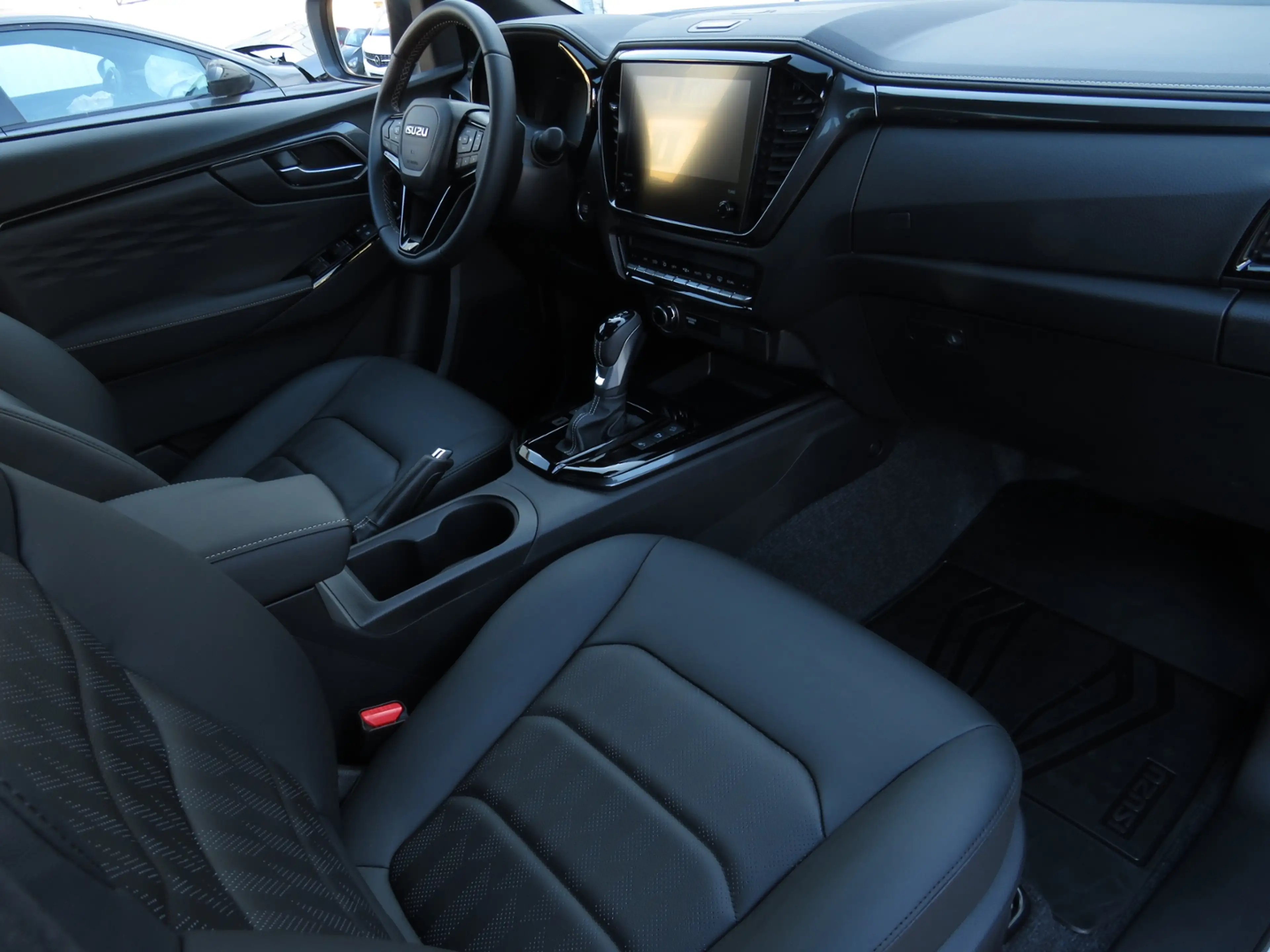 Isuzu D-Max Double Cab 4x4 V-Cross — photo 7