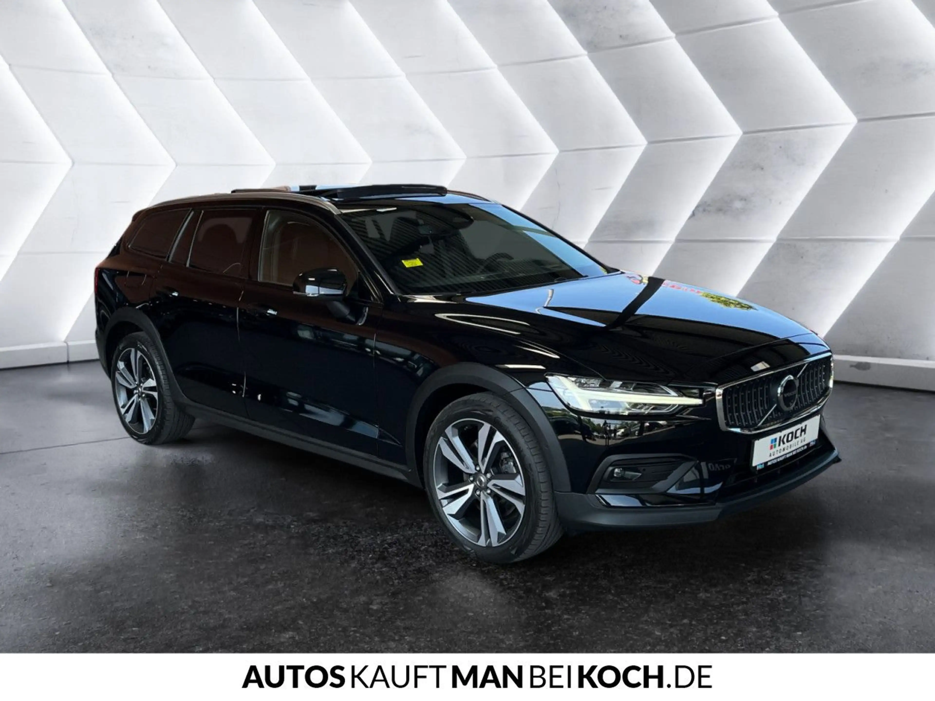 Volvo V60 Cross Country V60CC B4 D AWD Ultimate PANO STHz 360° HUD LED B&W — photo 6