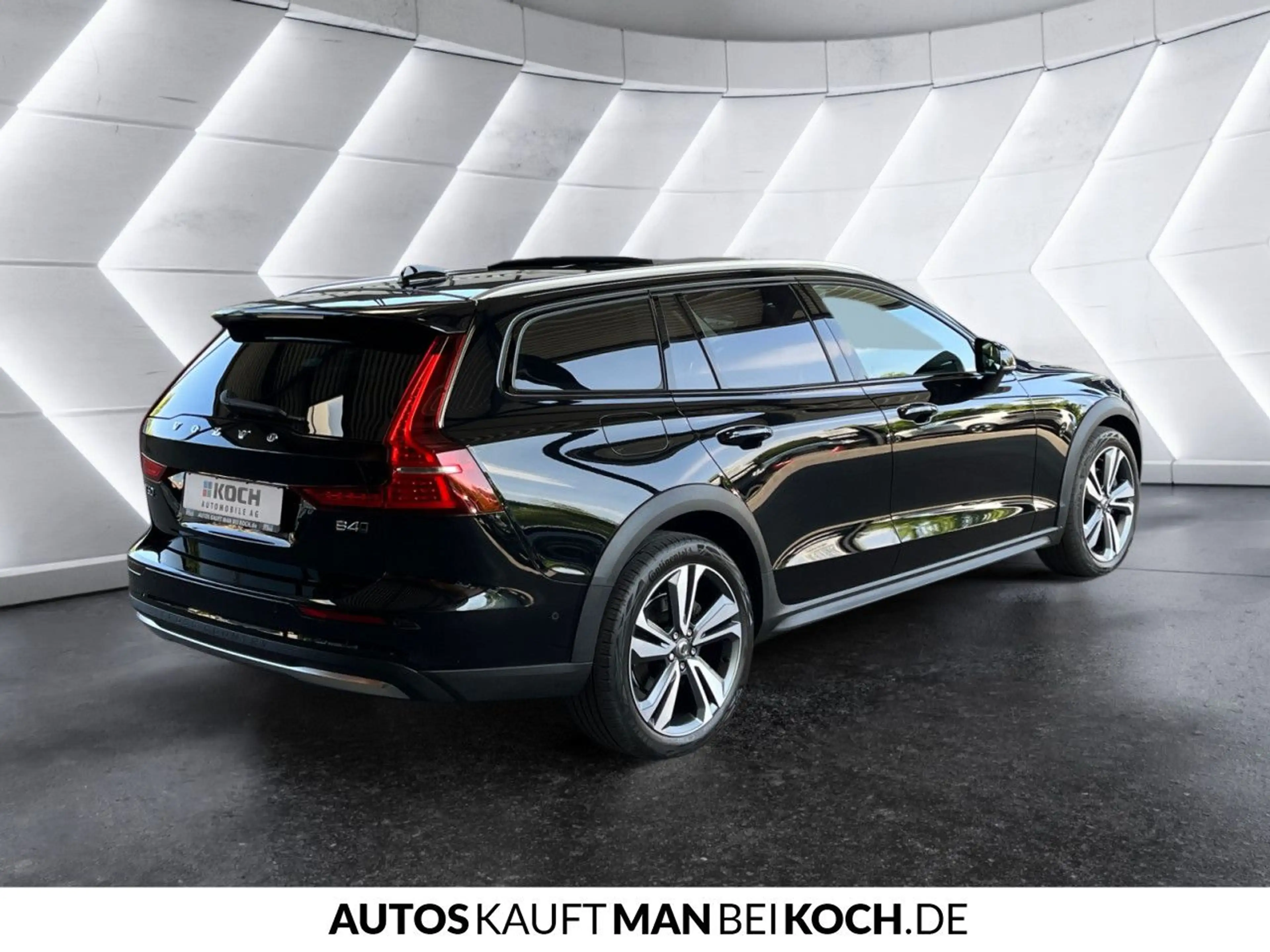Volvo V60 Cross Country V60CC B4 D AWD Ultimate PANO STHz 360° HUD LED B&W — photo 5