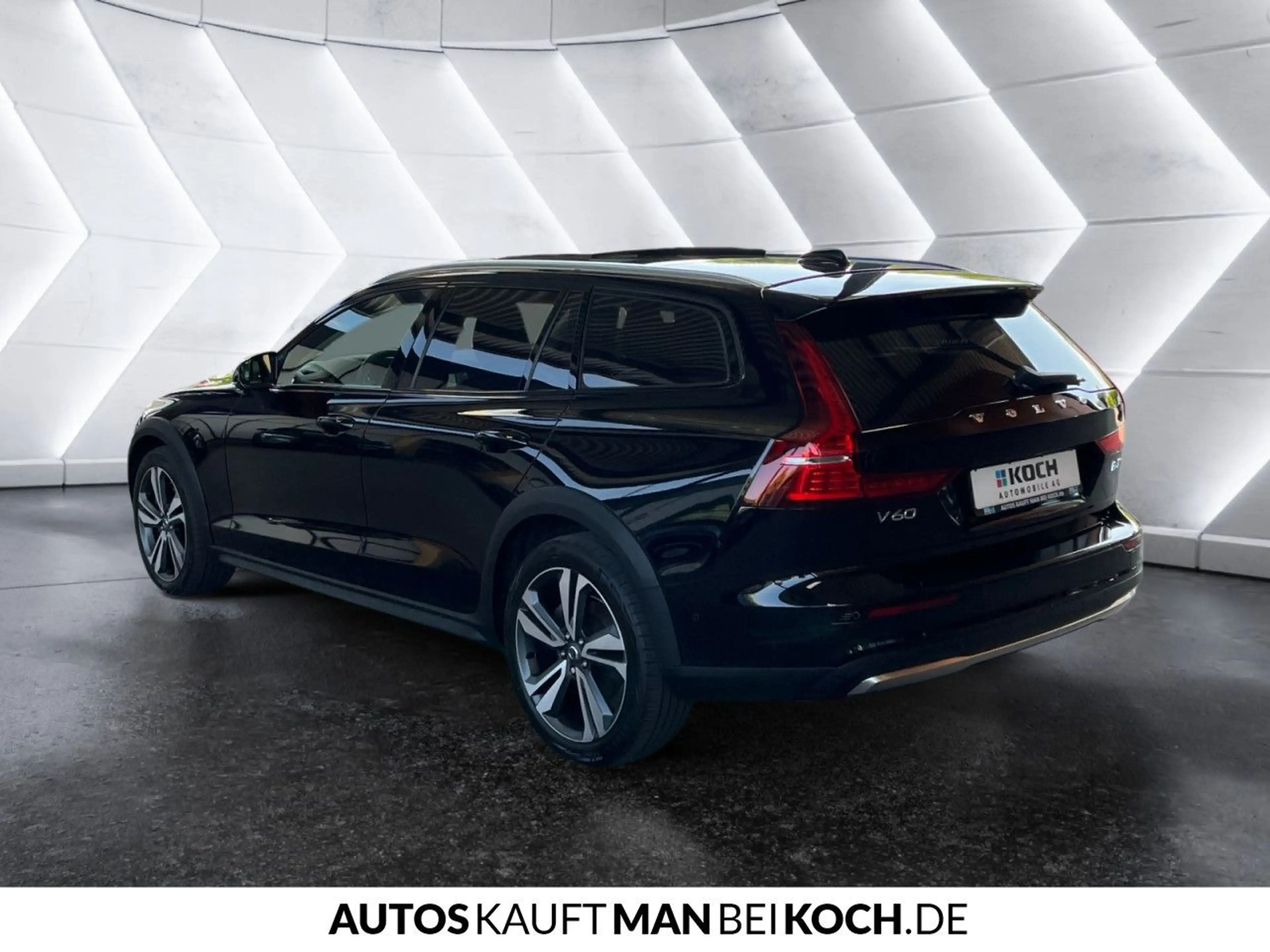 Volvo V60 Cross Country V60CC B4 D AWD Ultimate PANO STHz 360° HUD LED B&W — photo 4