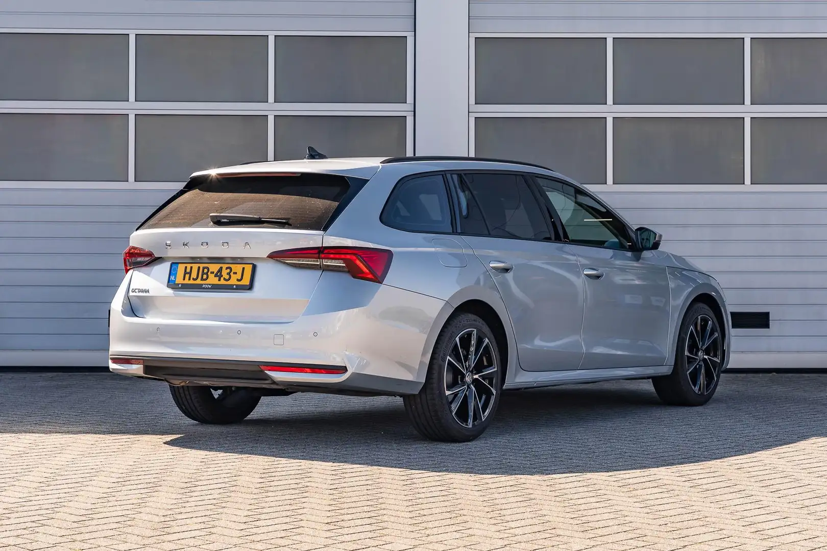 Skoda Octavia Combi 1.5 TSI 115pk Edition | Trekhaak Wegklapbaar Grijs - 2