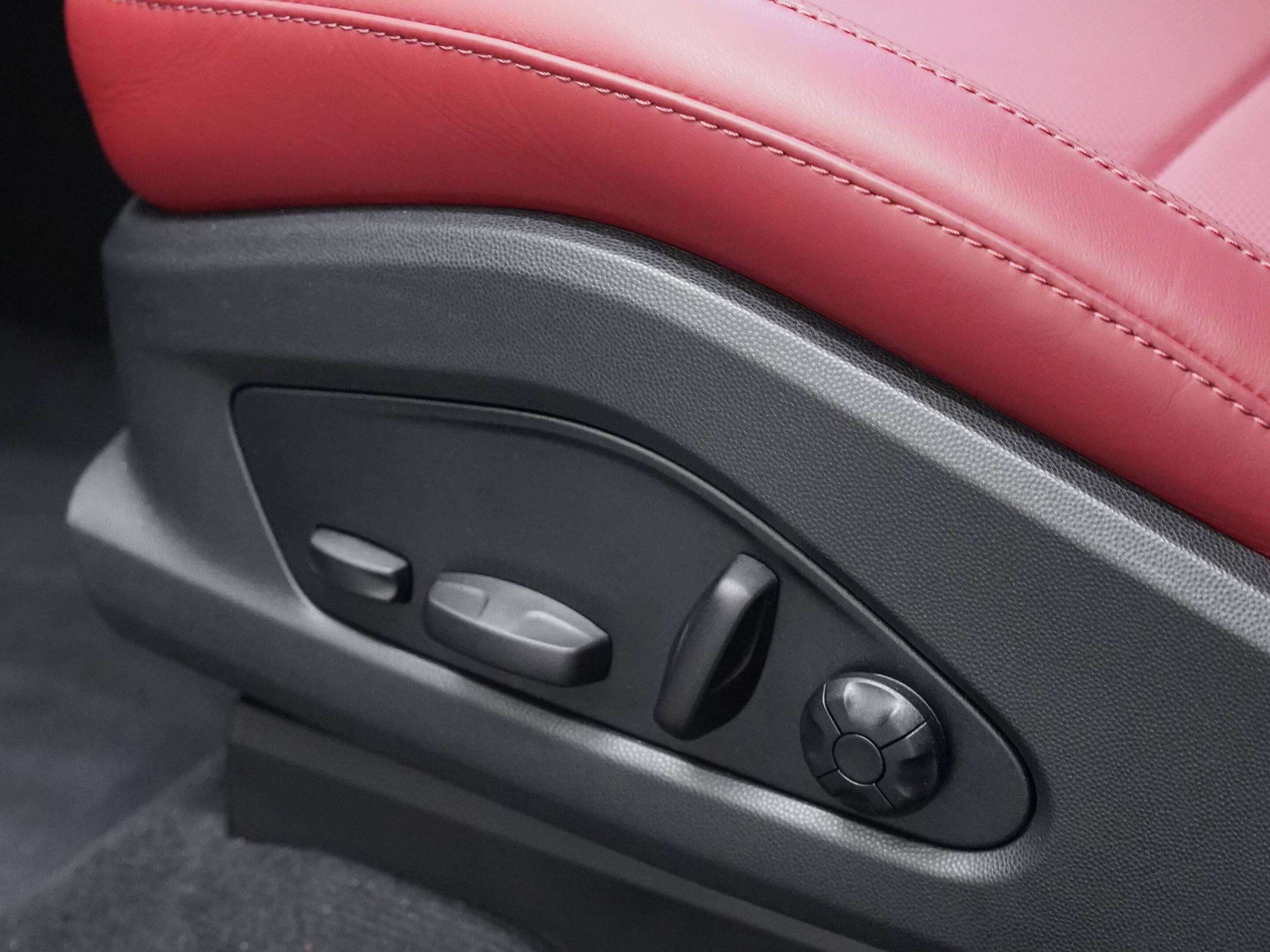 2025 Porsche Macan Electric 4S AWD thumb 37