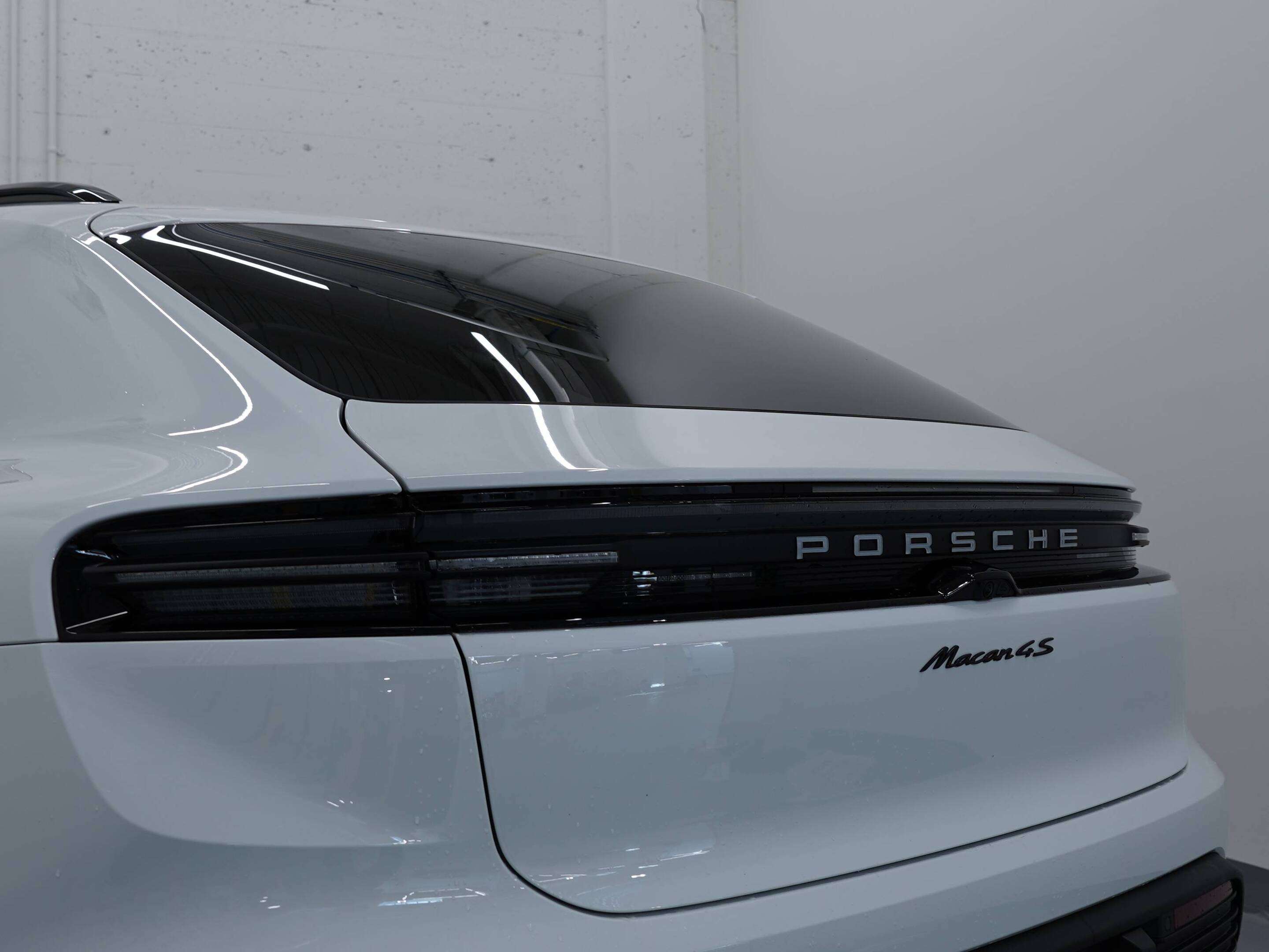 2025 Porsche Macan Electric 4S AWD thumb 14