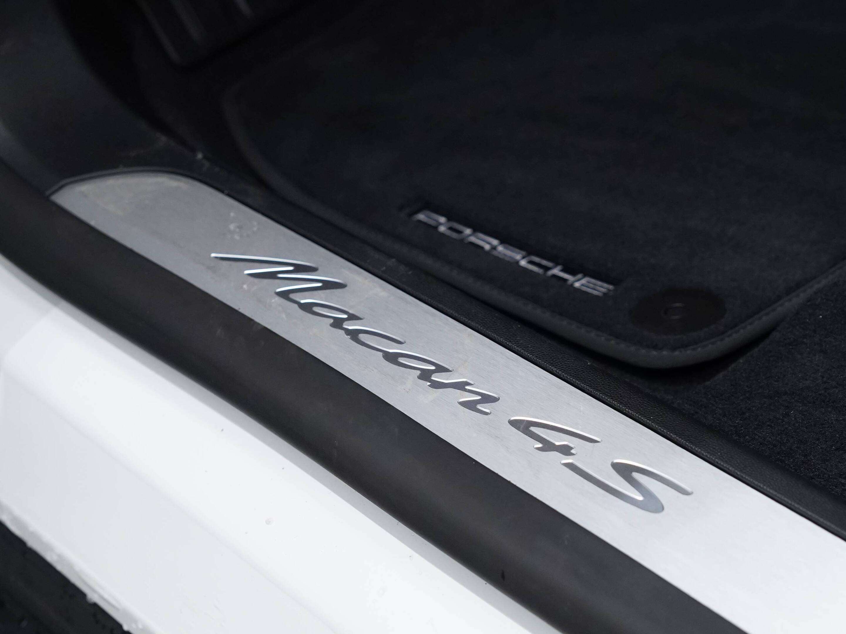 2025 Porsche Macan Electric 4S AWD thumb 36