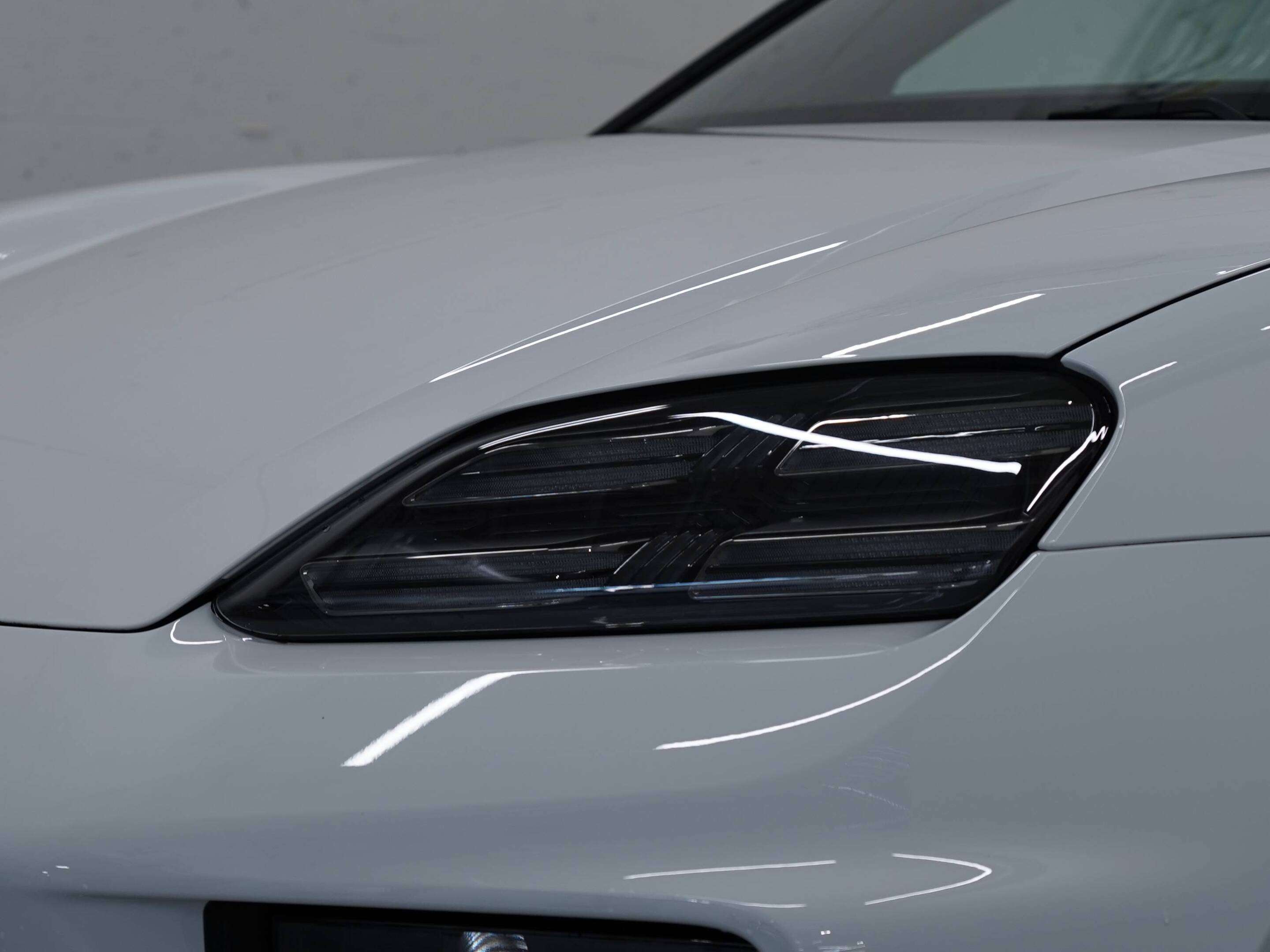 2025 Porsche Macan Electric 4S AWD thumb 9