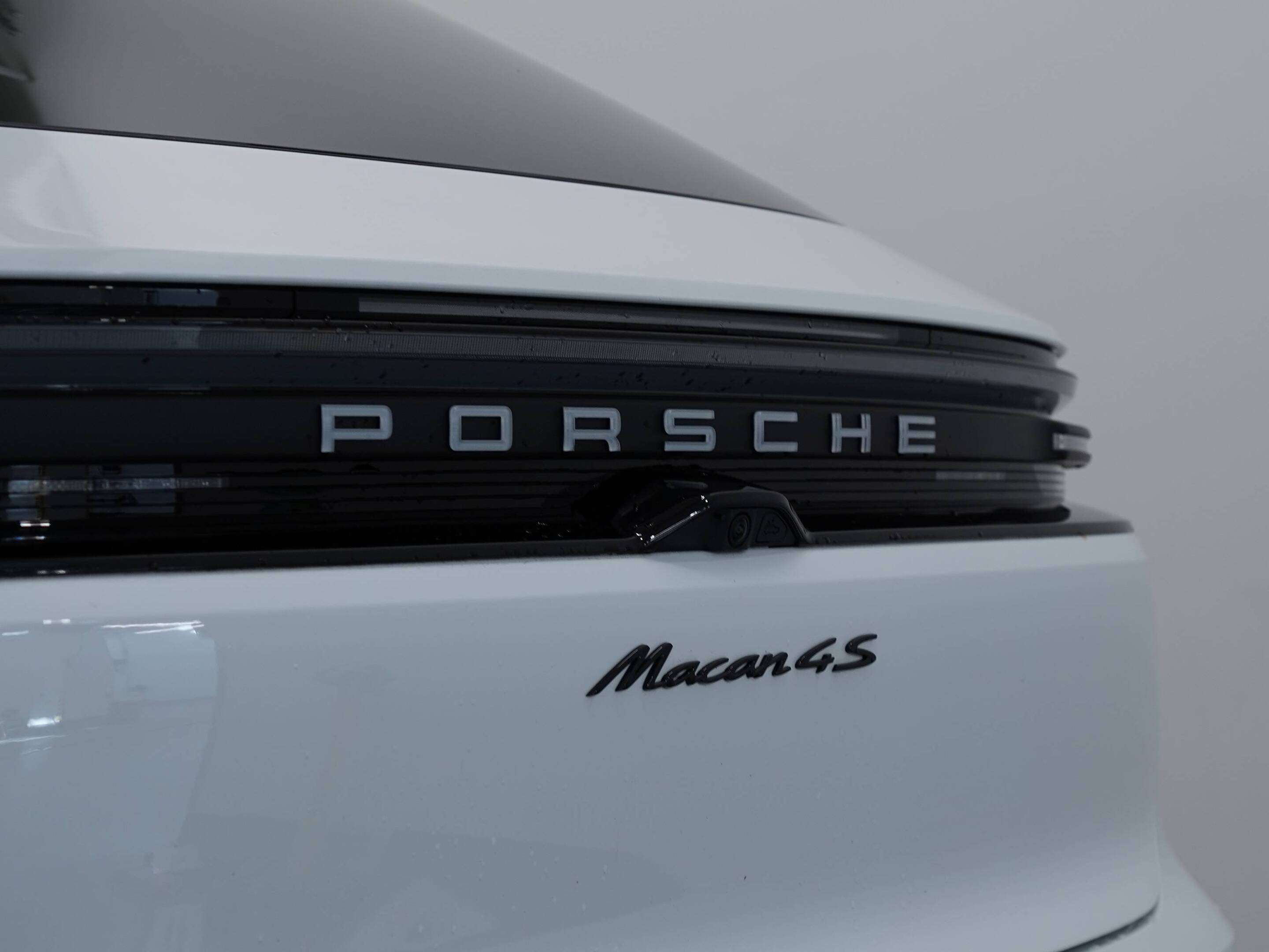 2025 Porsche Macan Electric 4S AWD thumb 13