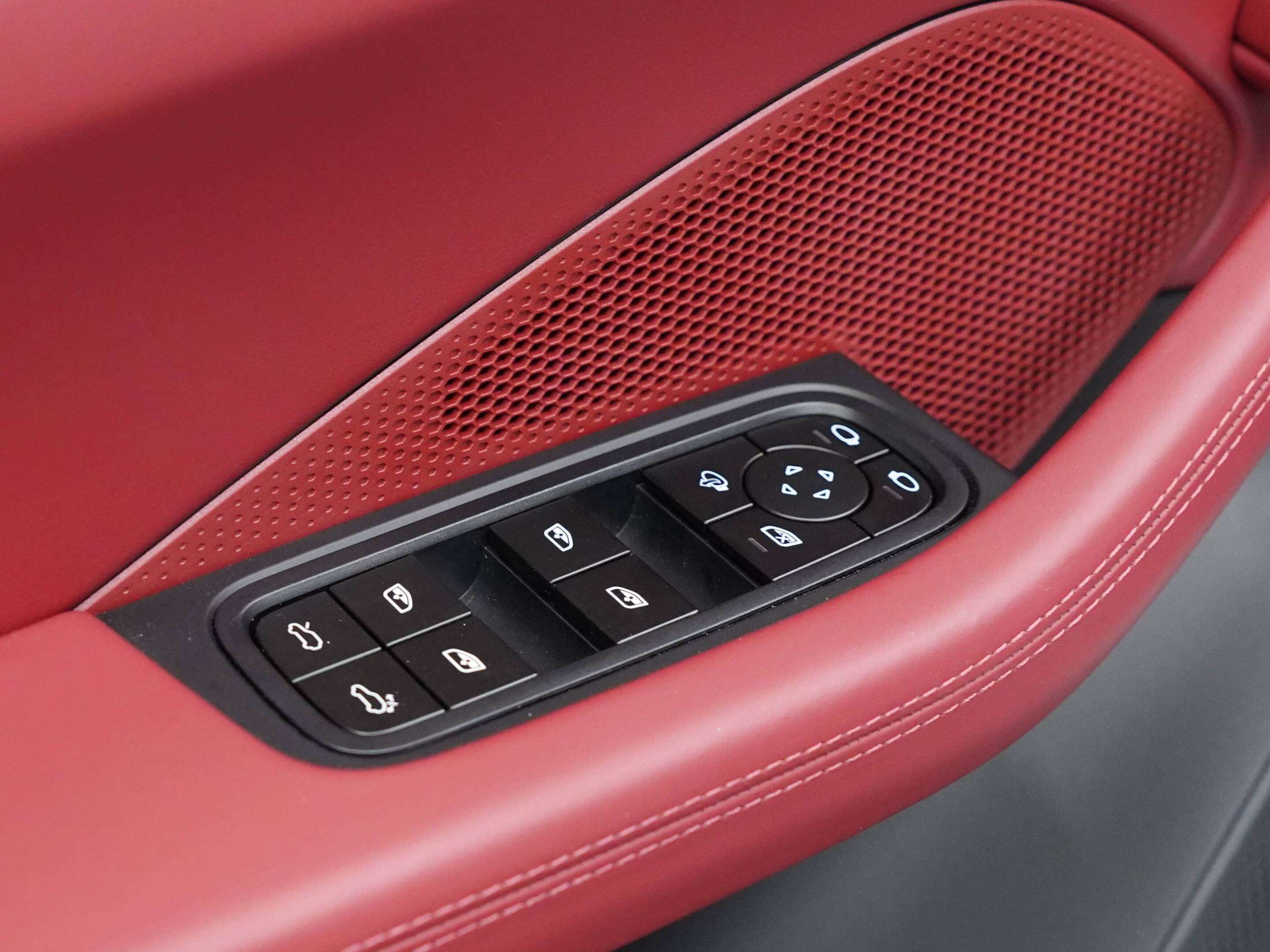 2025 Porsche Macan Electric 4S AWD thumb 35