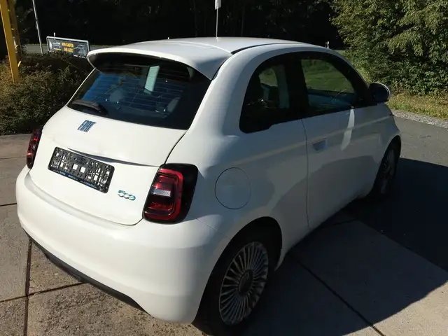 Fiat 500e view 8