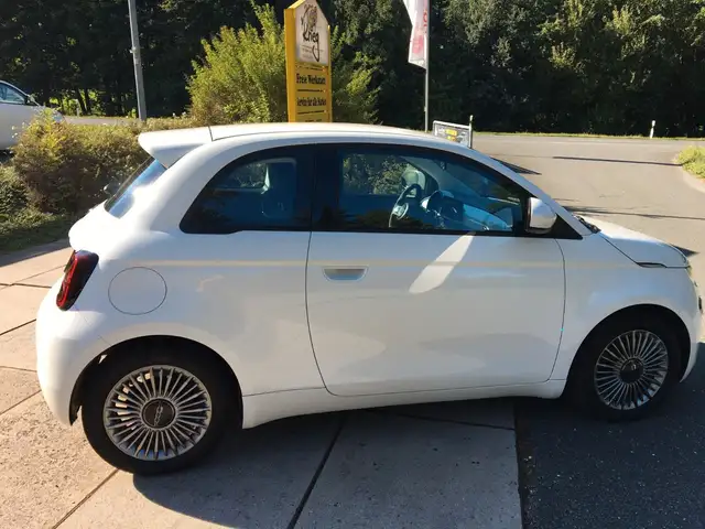 Fiat 500e view 3