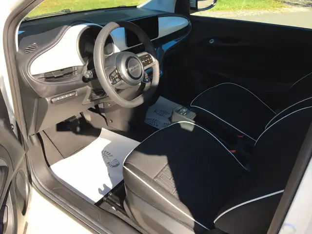 Fiat 500e view 11