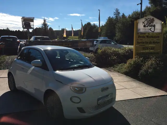 Fiat 500e view 4