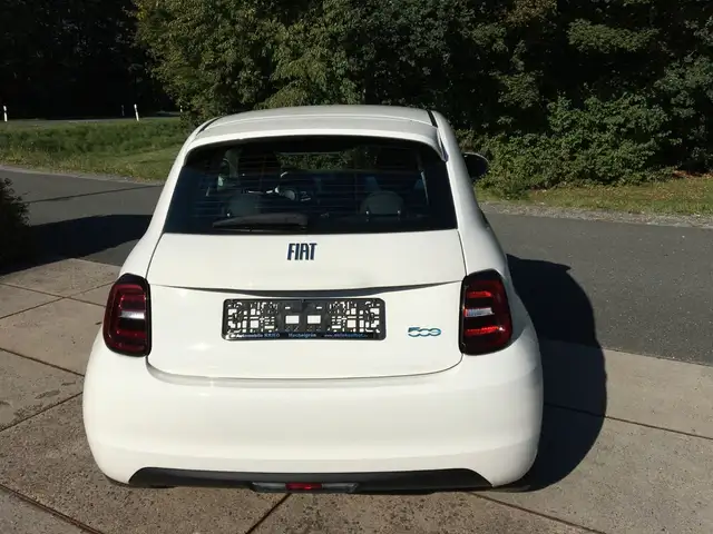 Fiat 500e view 7