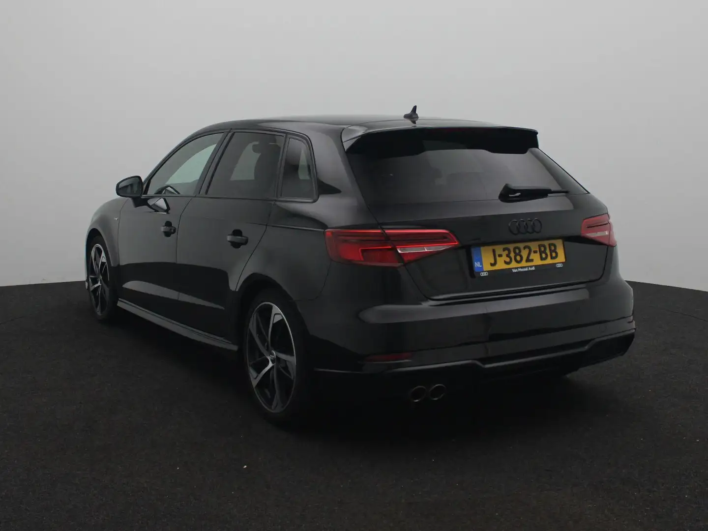Audi A3 Sportback 35 TFSI CoD Advance Sport Zwart - 2