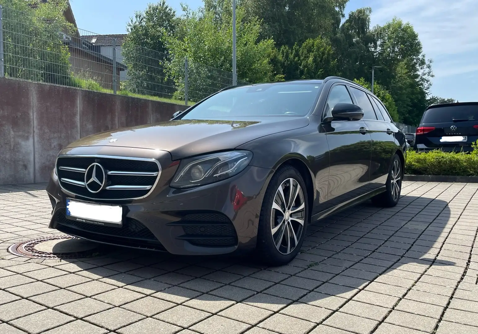 Mercedes-Benz E 350 d T 9G-TRONIC AMG Line BURMESTER+NIGHT+MULTIBEAM Hnědá - 1