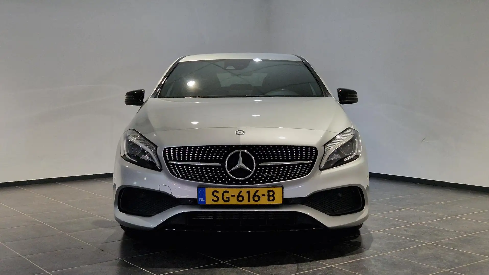 Mercedes-Benz A 180 AMG Night Edition Plus Grijs - 2