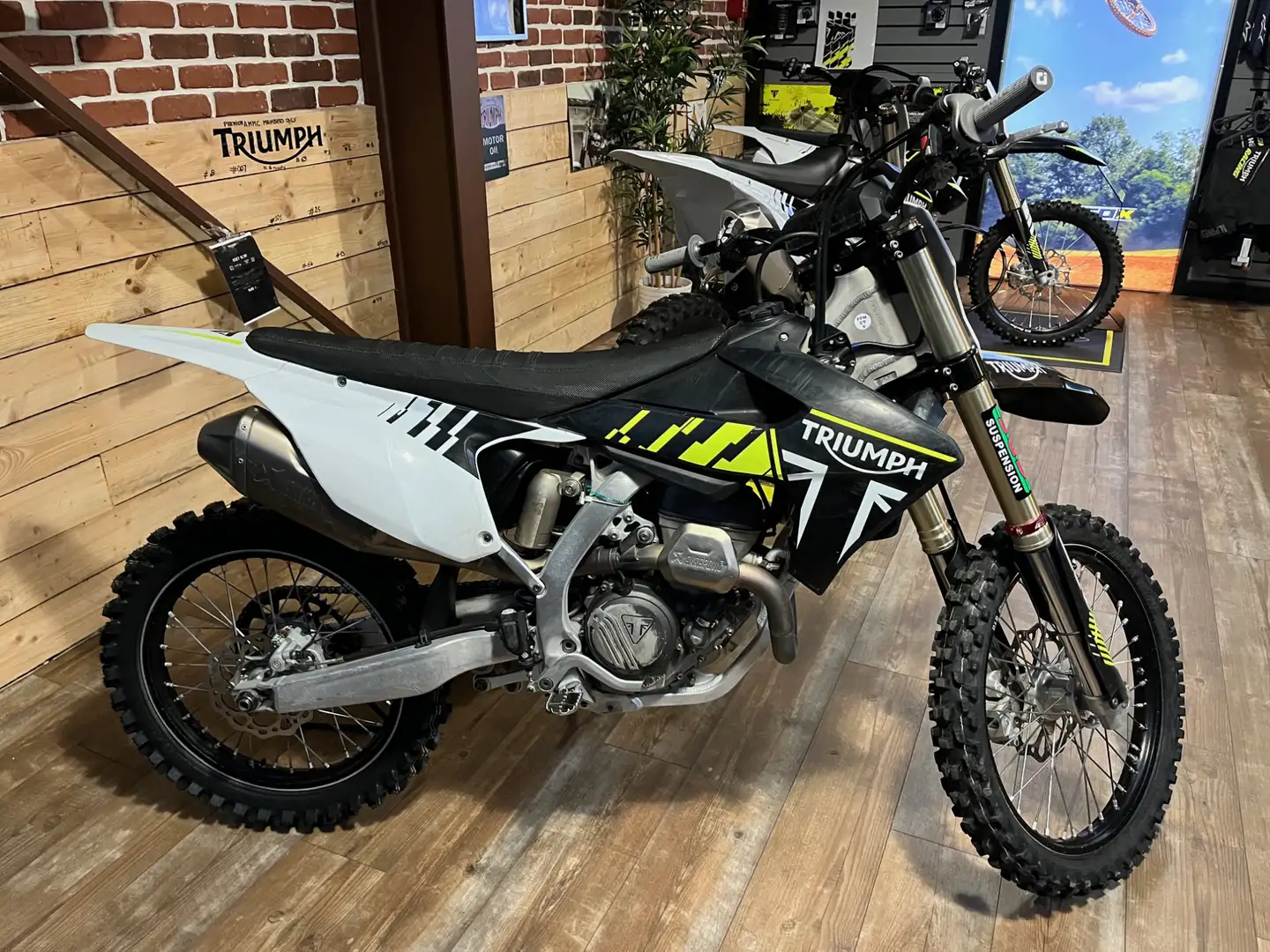 Triumph Negro - 1