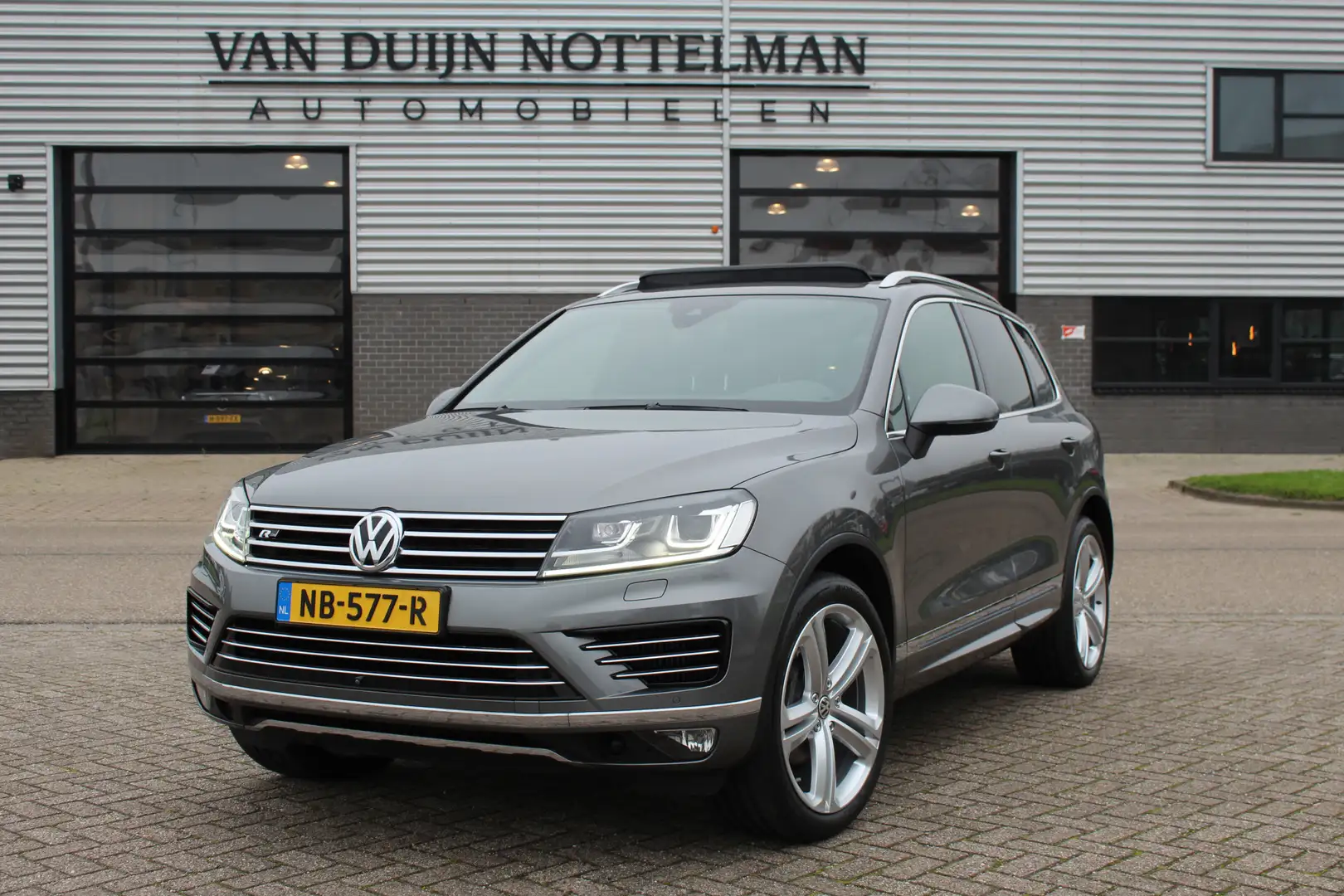 Volkswagen Touareg 3.0 TDI R-line / Panoramadak / Dynaudio / 360 Came Grijs - 1