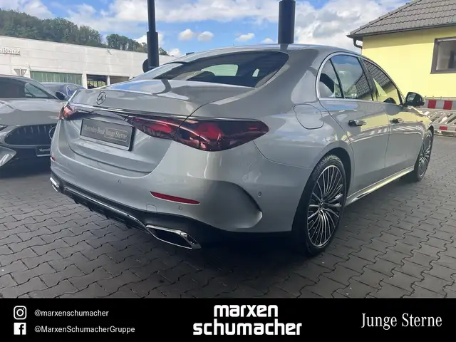 Mercedes-Benz E-Class view 4