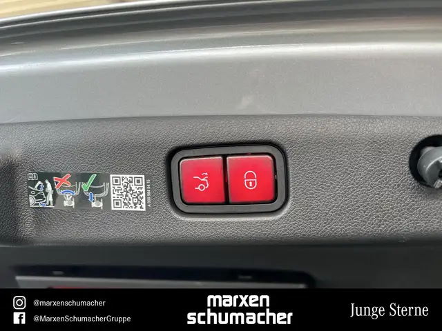 Mercedes-Benz E-Class view 14
