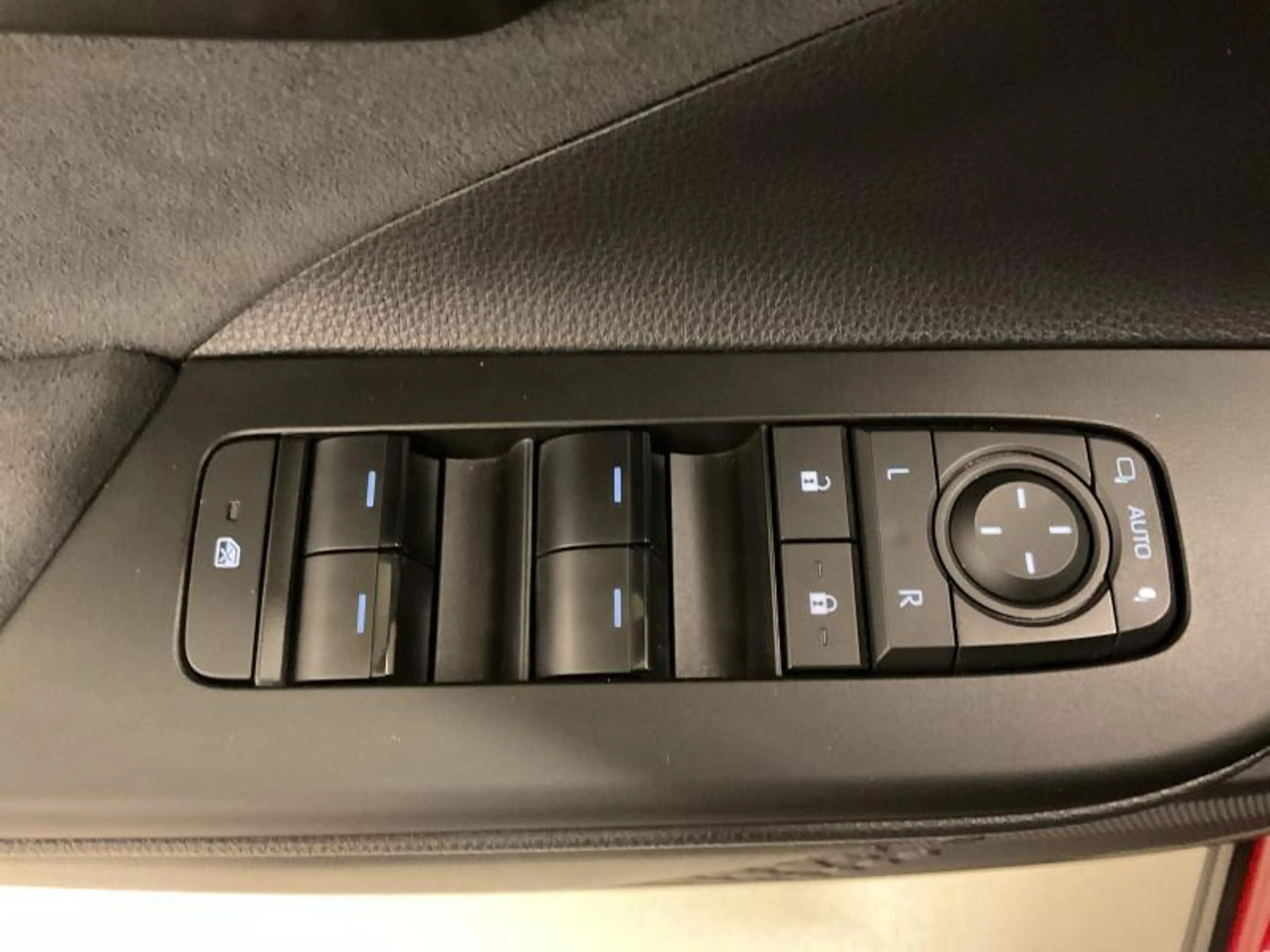 Toyota C-HR PREMIUM + LUXURY PACK — photo 17