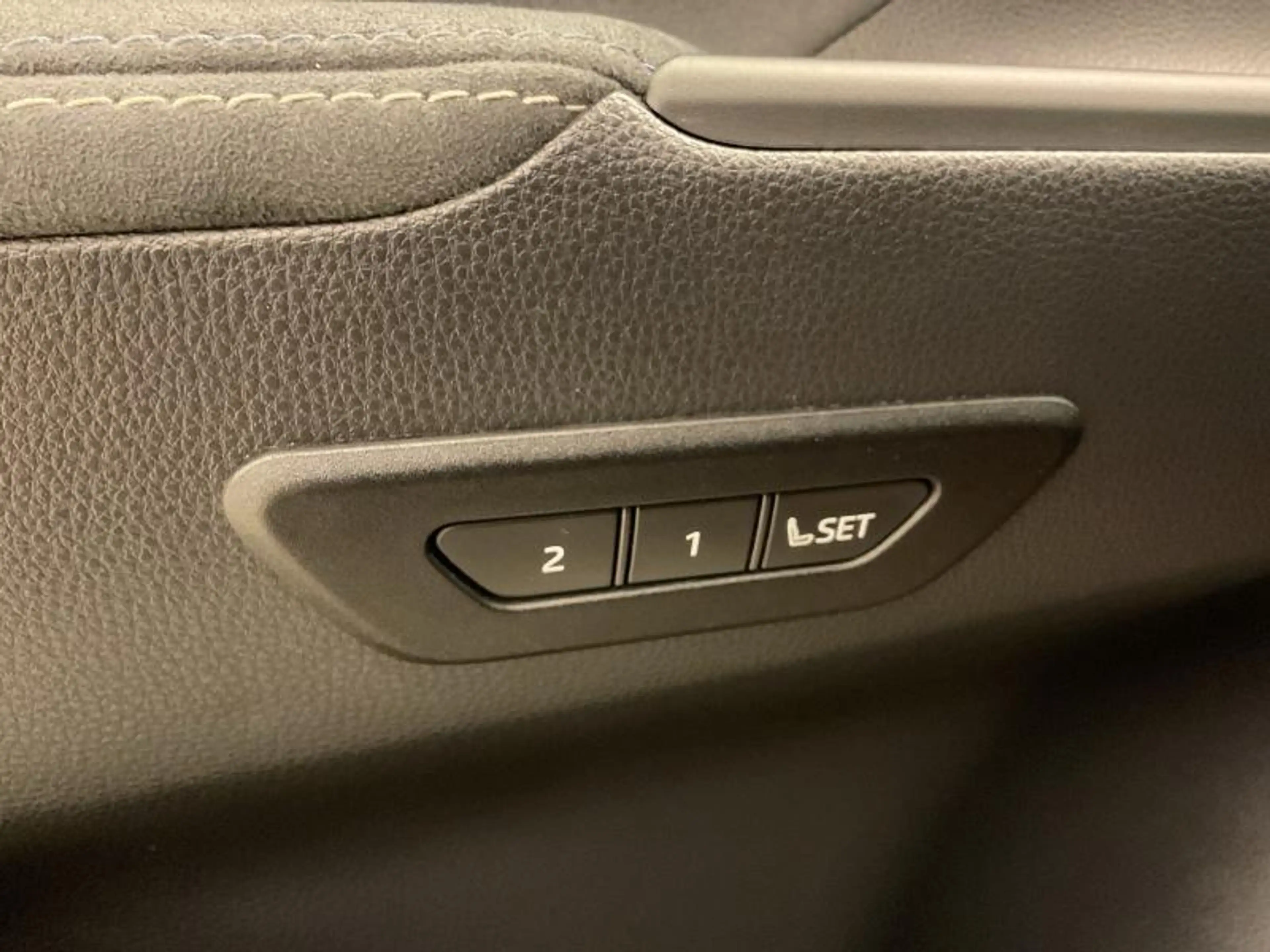 Toyota C-HR PREMIUM + LUXURY PACK — photo 18