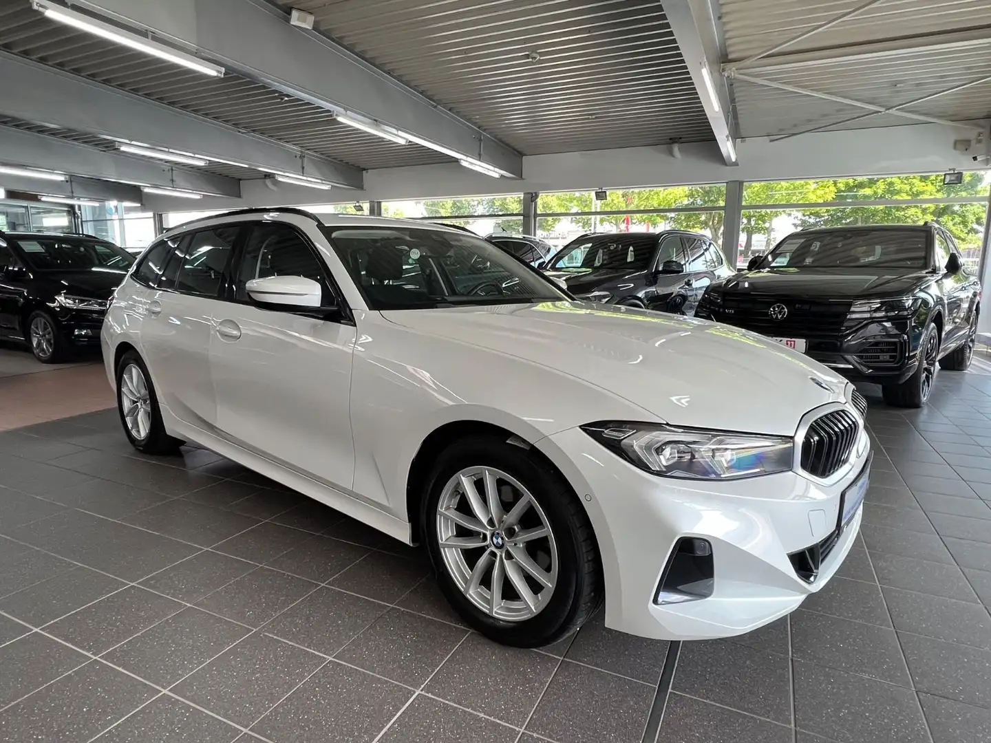BMW 318 d Touring AHK+SH+PARK+DIS+DRIVING ASSIST Blanc - 1