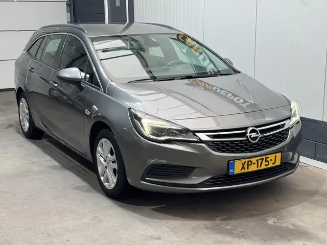 Opel Astra view 3
