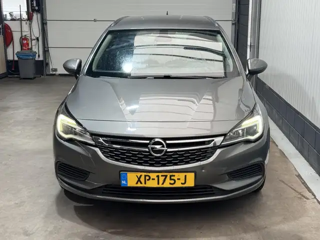 Opel Astra view 2