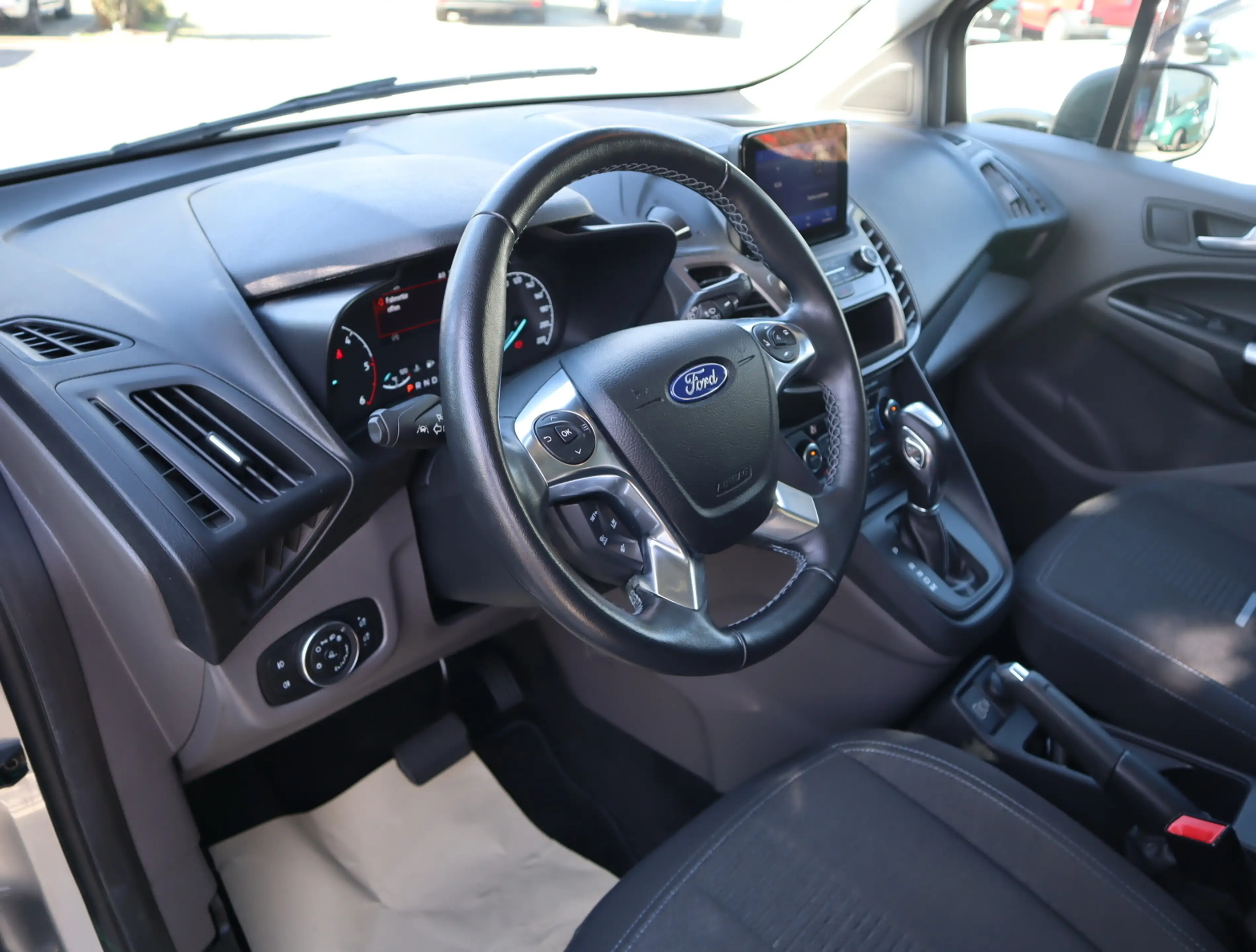 Ford Tourneo Connect 1.5 TDCi Grand Active S/S — photo 11