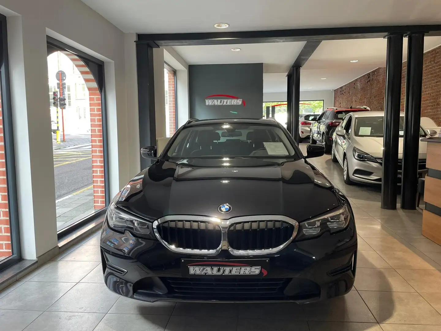 BMW 330 330eA PHEV Business PLUS Zwart - 2