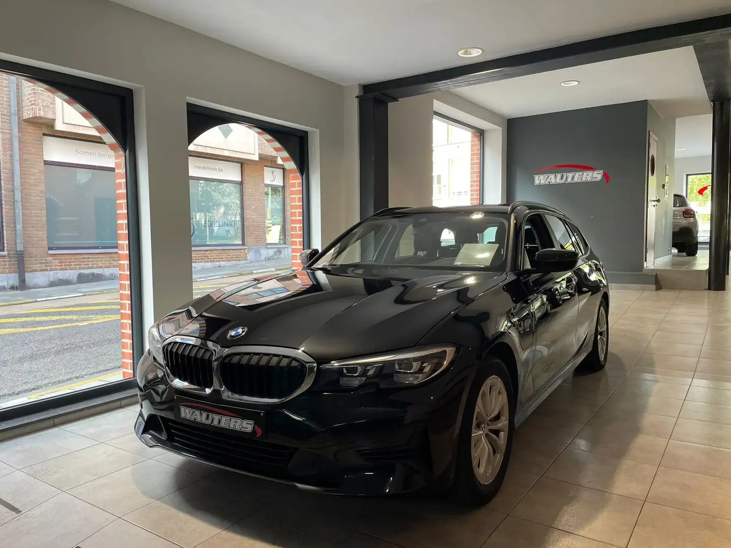 BMW 330 330eA PHEV Business PLUS Zwart - 1
