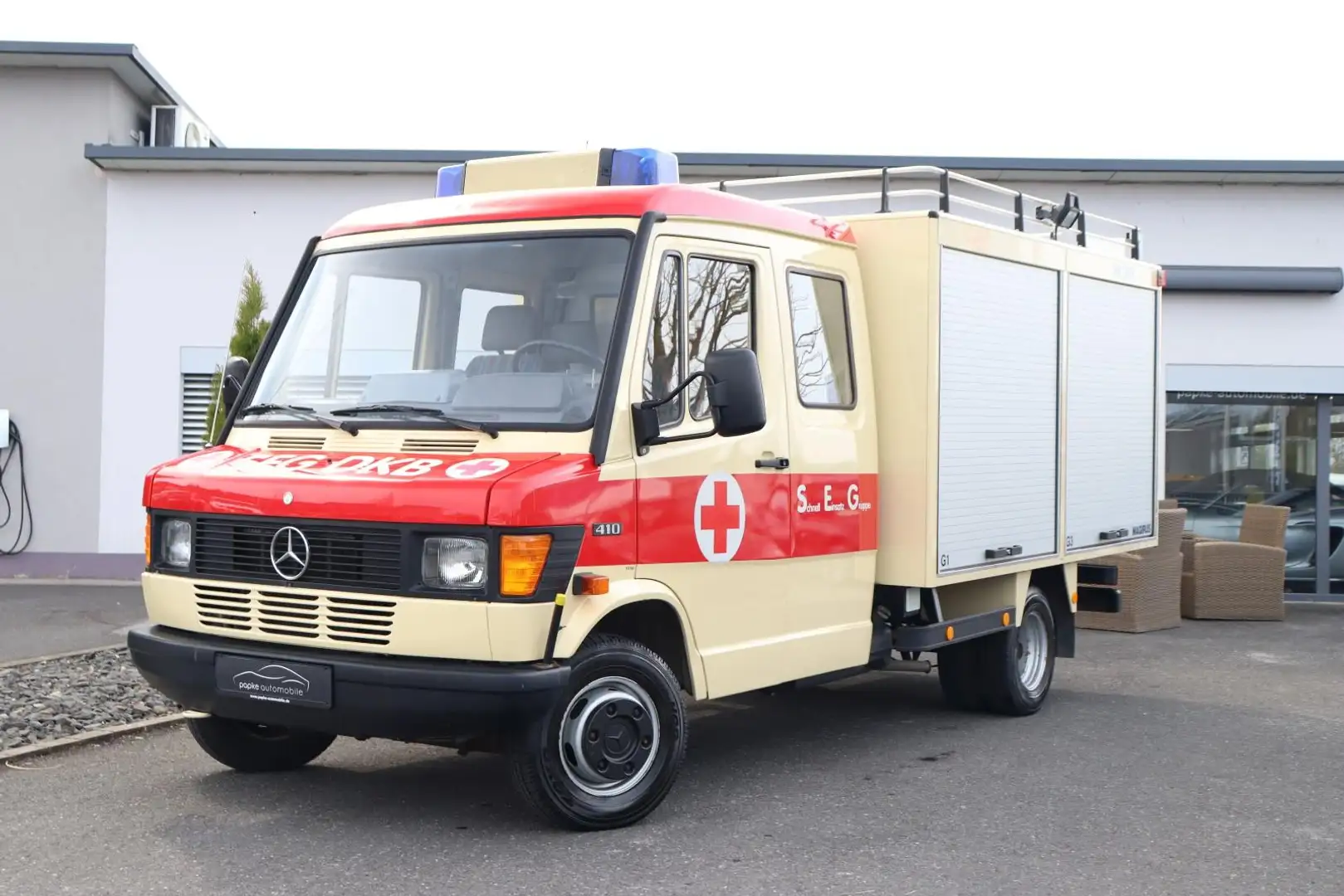 Mercedes-Benz T2 611 410 Sanitätsgerätewagen +BENZIN+38.000km+ Beige - 2