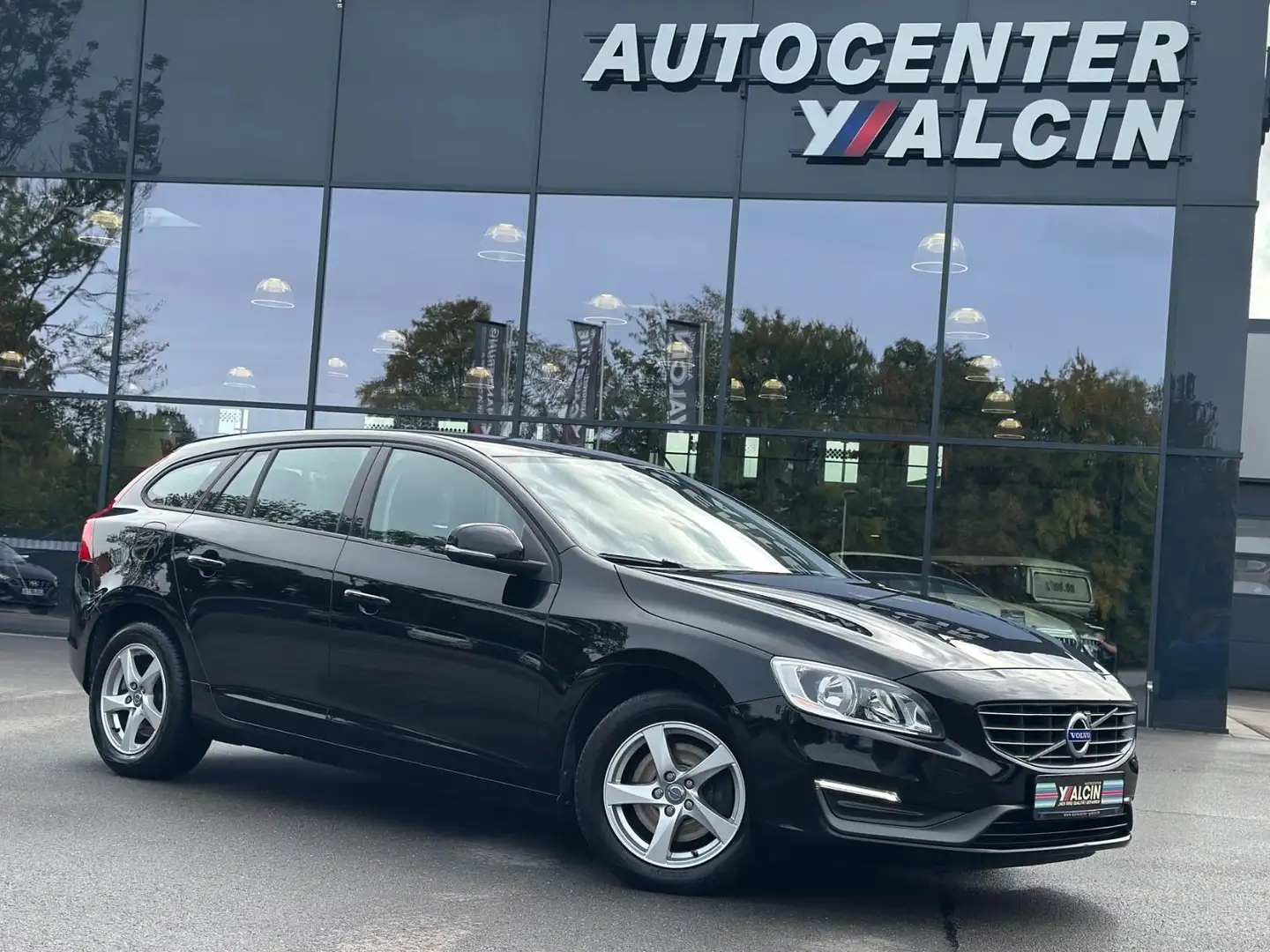Volvo V60 D4 Momentum 2.HA/S-HEFT/NAVI/KLIMA/16LM/AHK Schwarz - 1