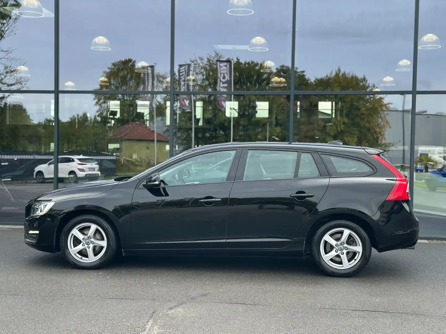 Volvo V60 D4 Momentum 2.HA/S-HEFT/NAVI/KLIMA/16LM/AHK Schwarz - 2