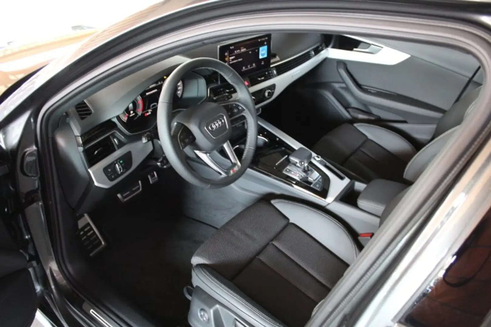 Audi A4 AVANT 2.0TDI QUATTRO S-LINE AHK NAVI STANDHEIZUNG Grau - 2