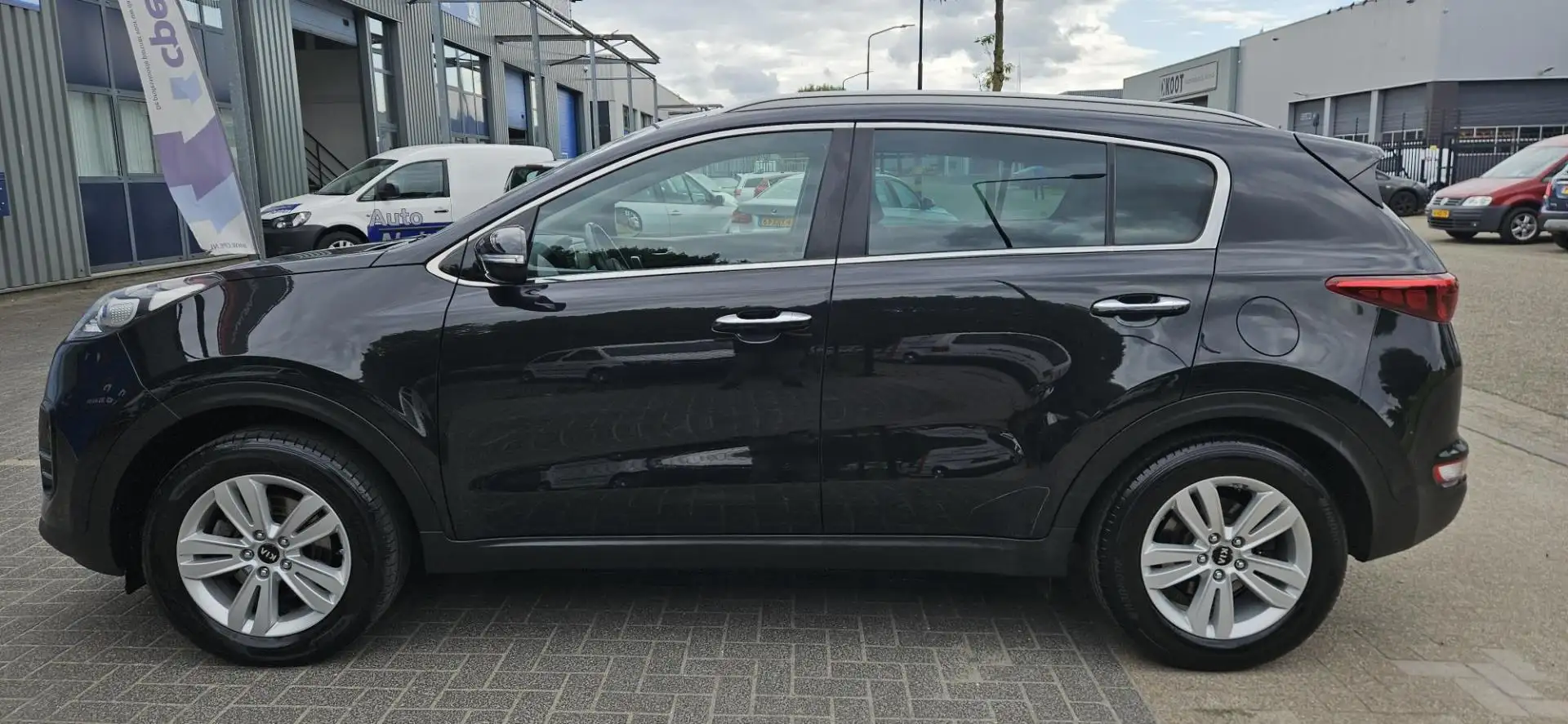 Kia Sportage 1.6 GDI 132PK Navi Cruise Leder Trekhaak Lane assi Zwart - 2