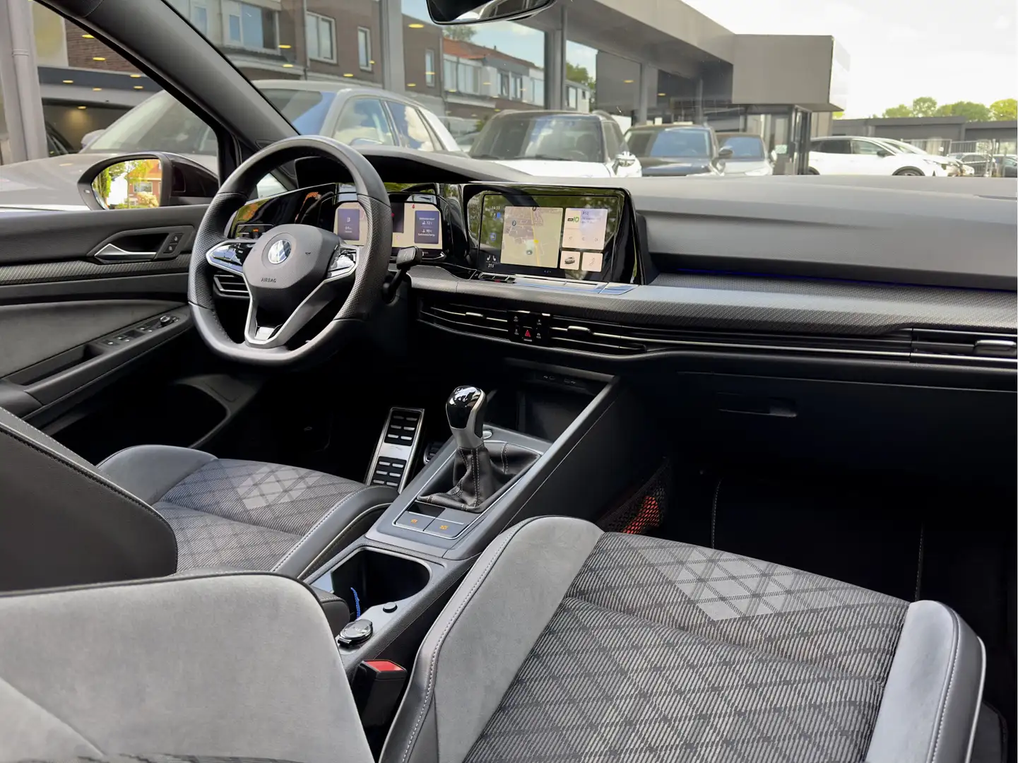 Volkswagen Golf Variant 8 1.5 eTSI R-LINE 150PK. LEDER NAVI CAMERA APPLE-C Zwart - 2