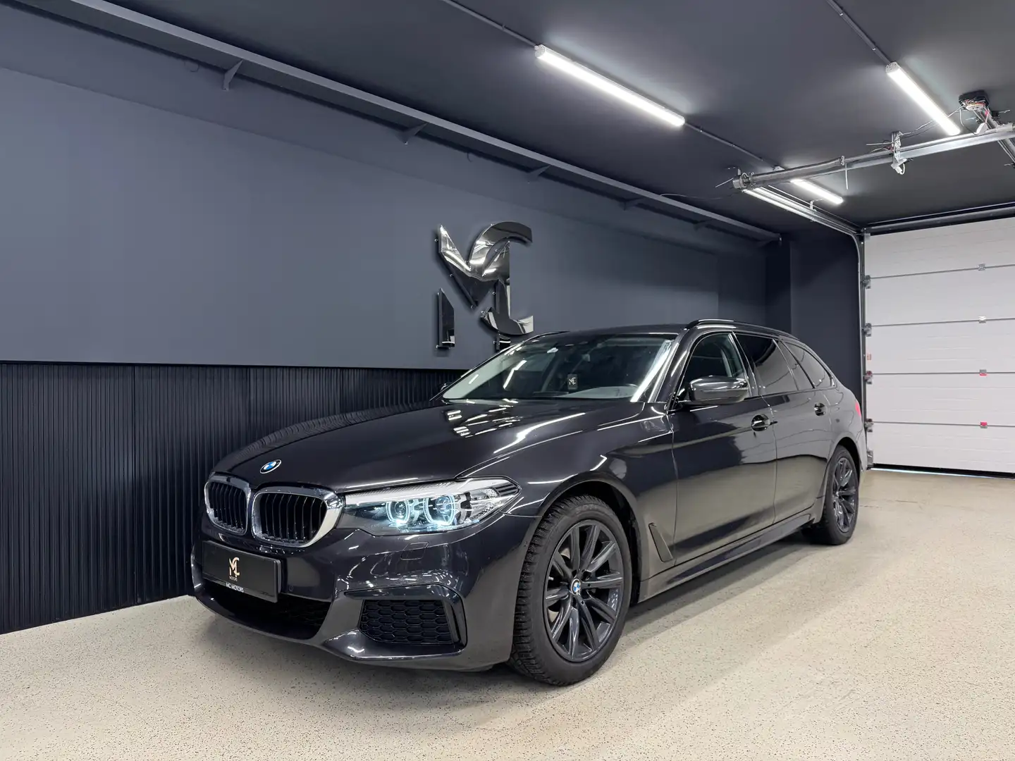 BMW 520 520d G31`M-SPORT`NAVI`DIGI-TACHO`LED`RFK`AMBIENTE Grau - 2