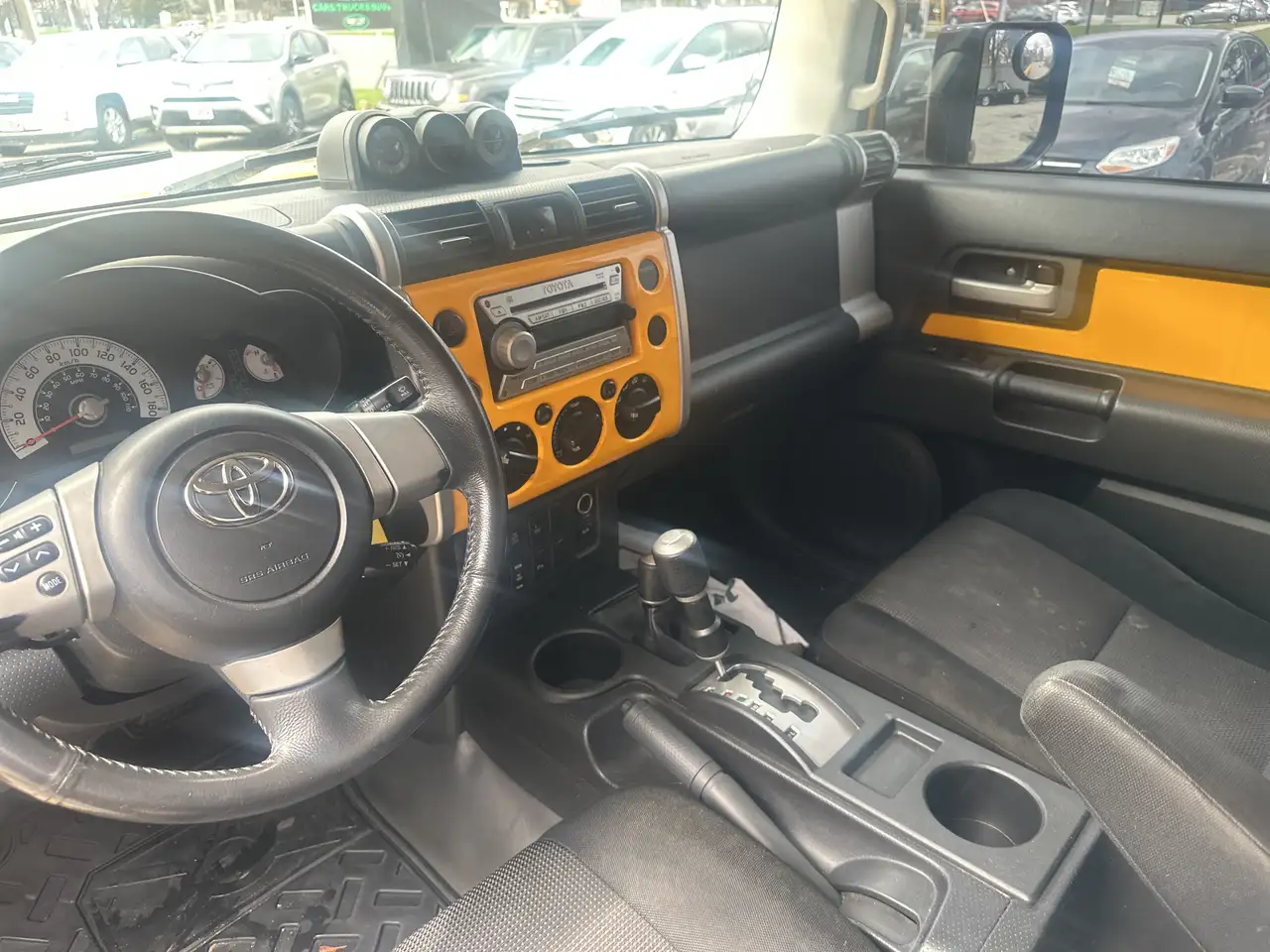 Toyota FJ Cruiser снимка Toyota FJ Cruiser