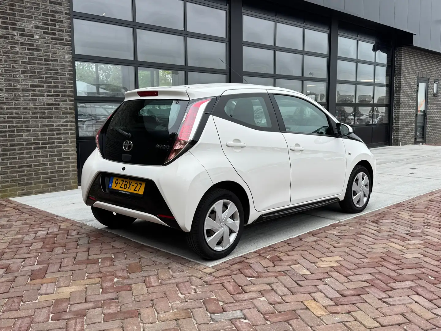 Toyota Aygo 1.0 VVT-i x-play | Airco | Camera | Cruise | Bianco - 2