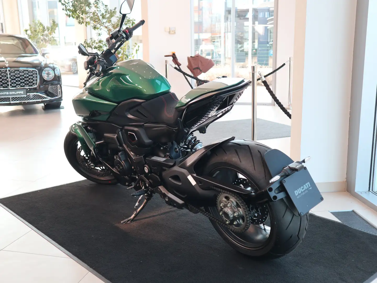 Ducati Diavel V4 Bentley Groen - 2