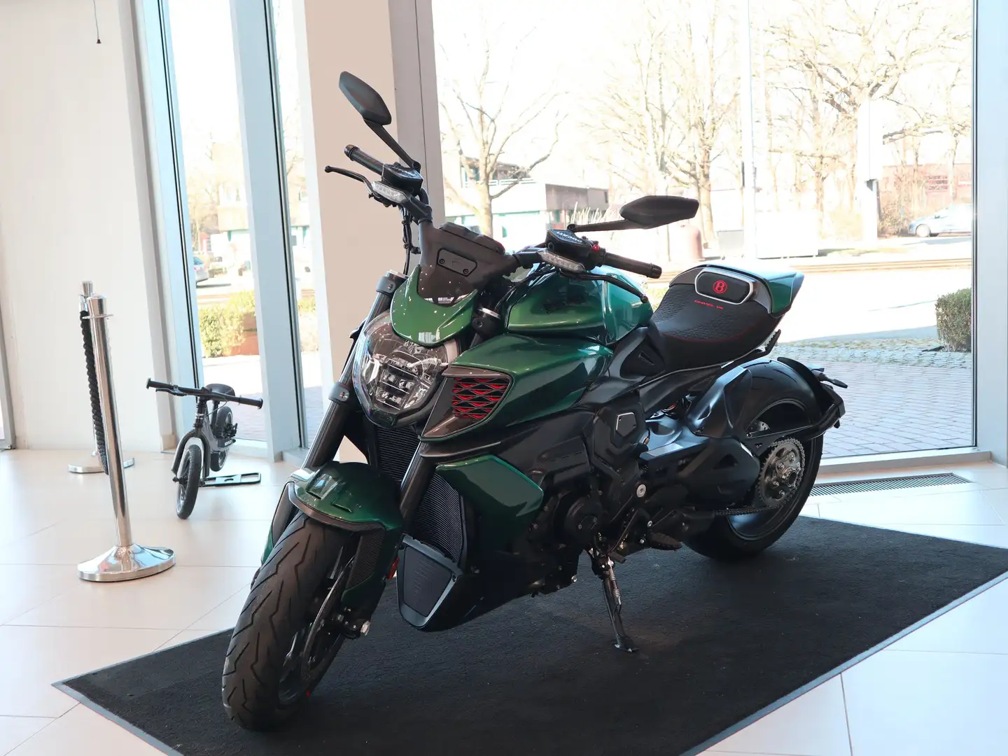 Ducati Diavel V4 Bentley Groen - 1