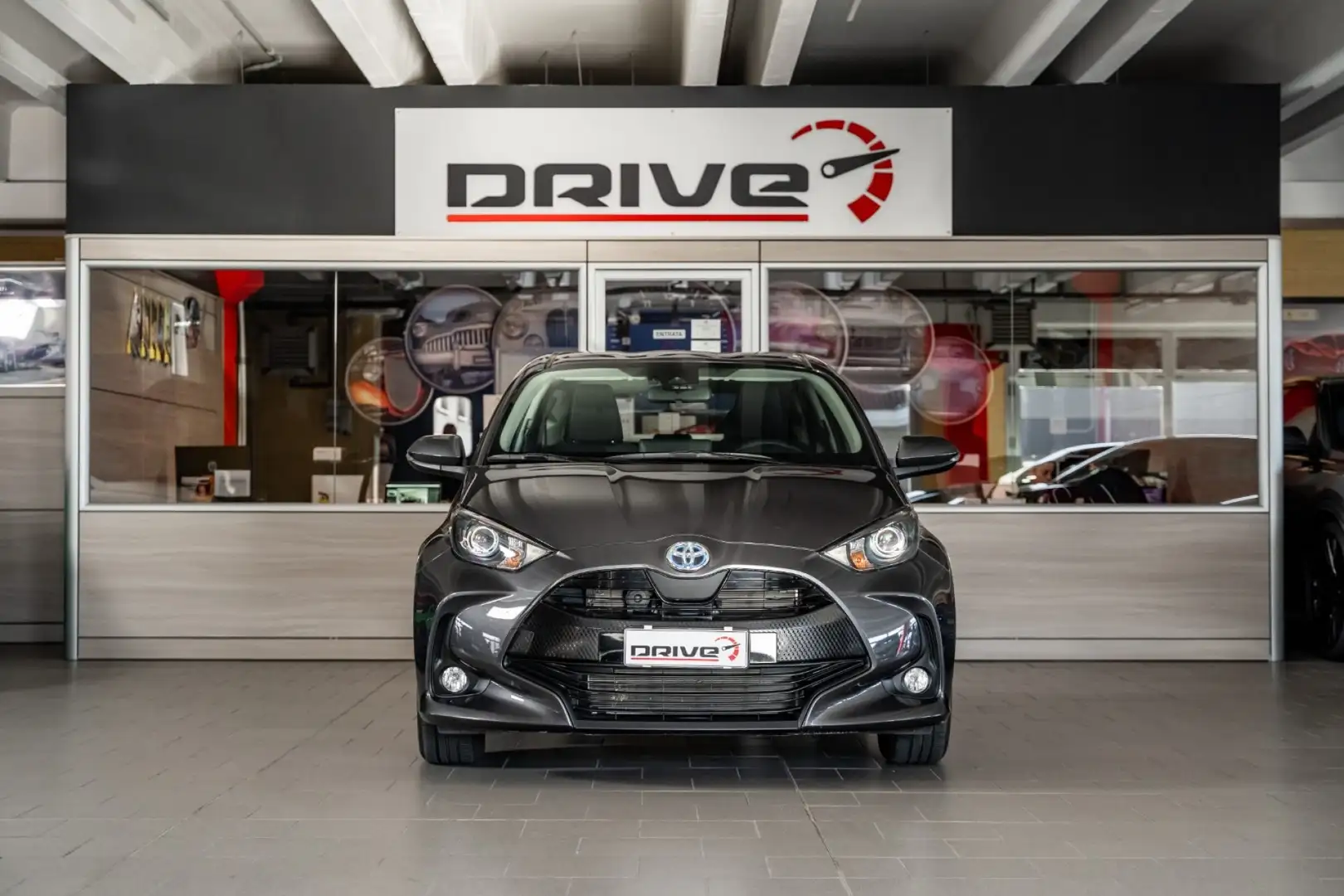 Toyota Yaris 1.5 Hybrid 5 porte Active Grey - 2