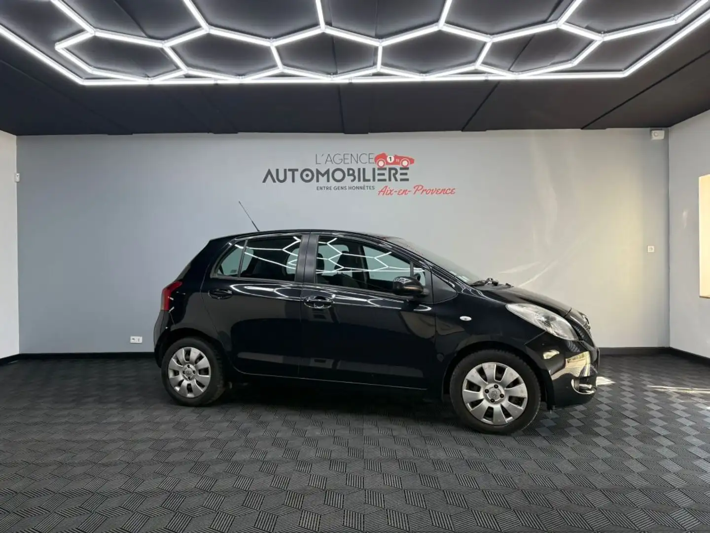 Toyota Yaris 1.3 VVT-i Luna – 83 ch - Première main familiale Negro - 2