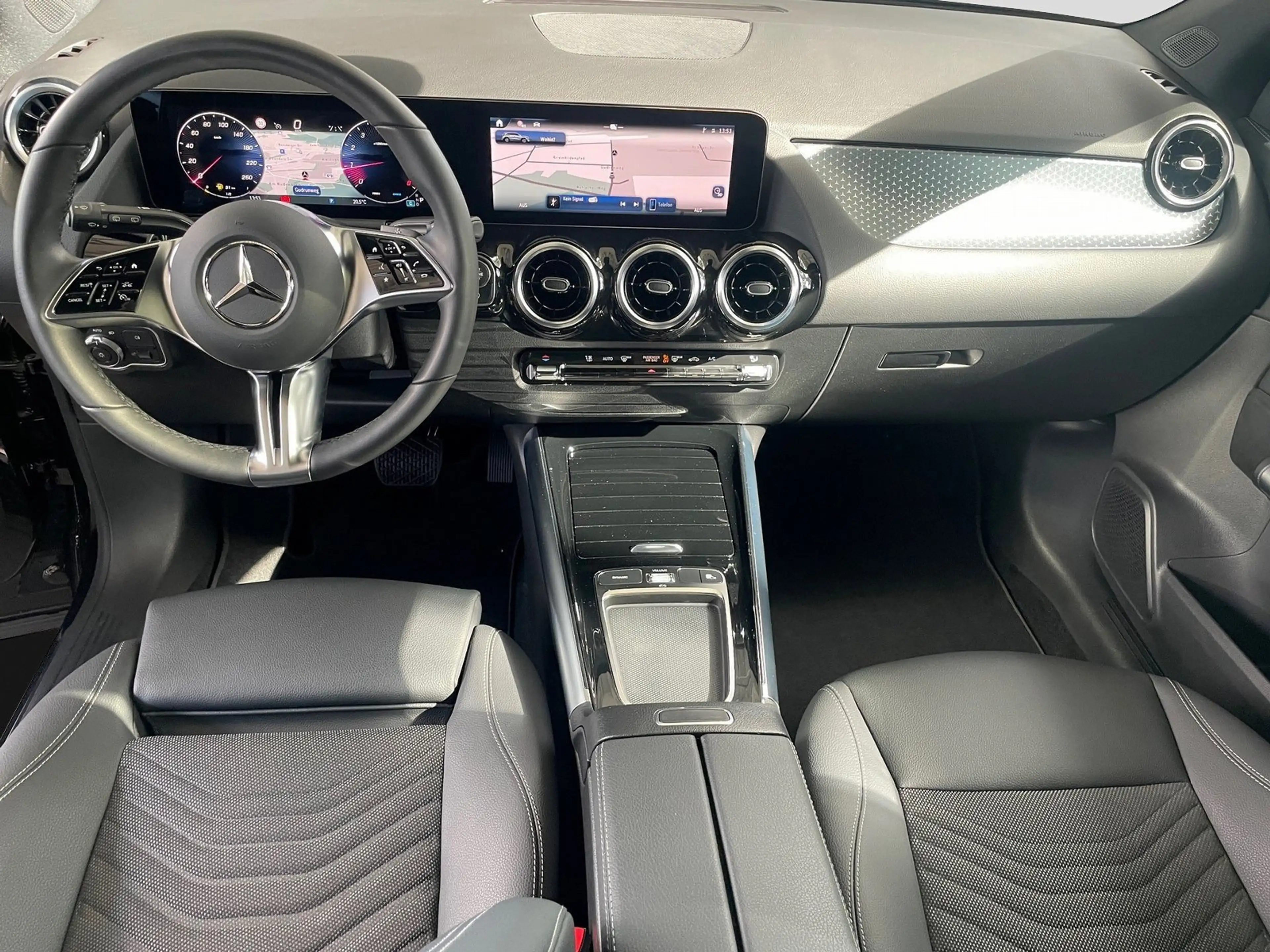 Mercedes-Benz GLA 180 Progressive Line Advanced — photo 13