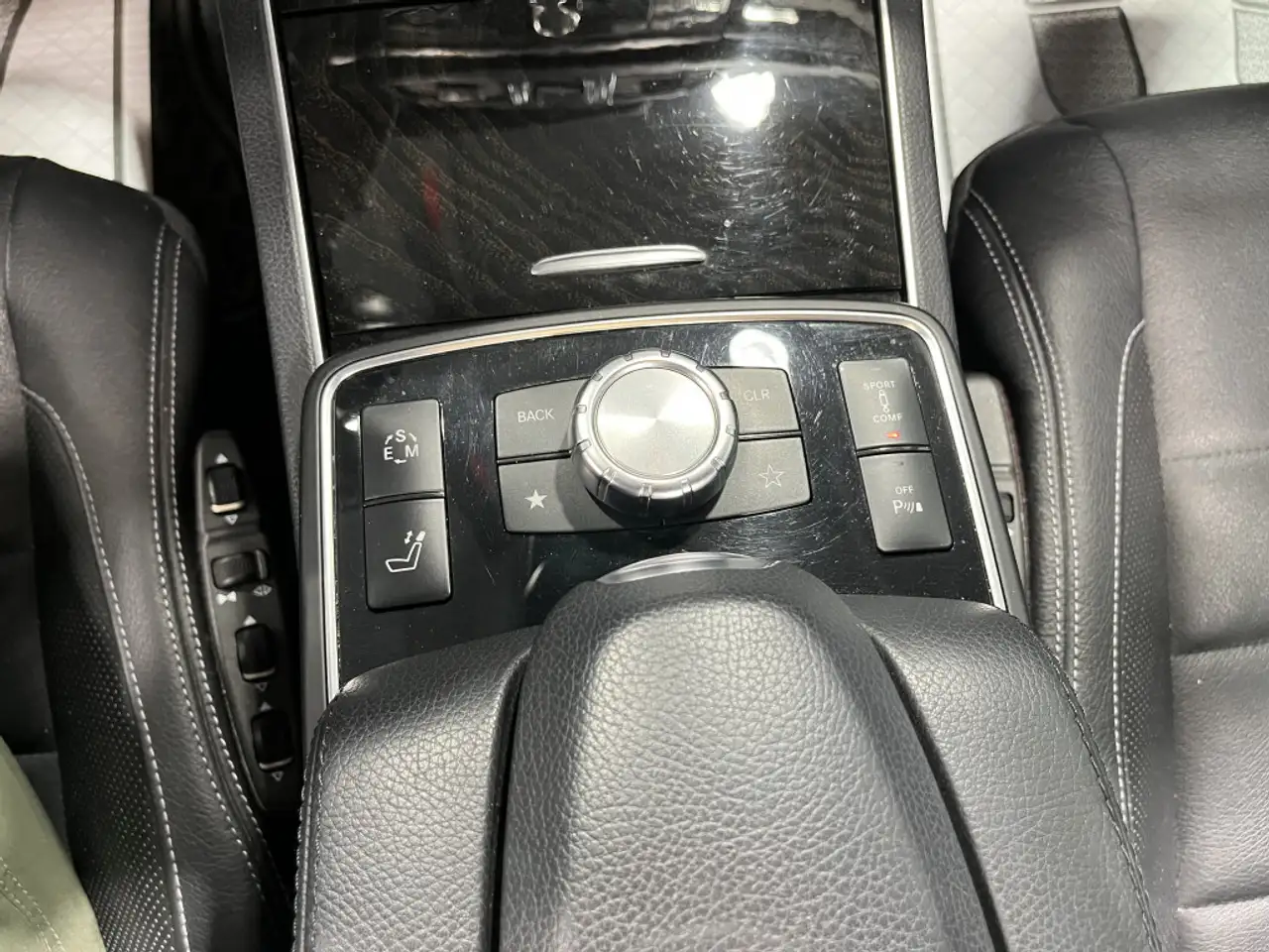 Mercedes-Benz E-Class снимка Mercedes-Benz E-Class